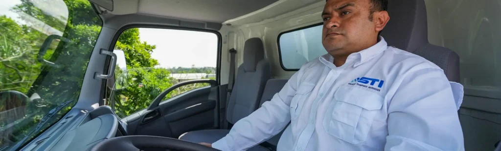 Piloto de VACSA en la cabina de su unidad