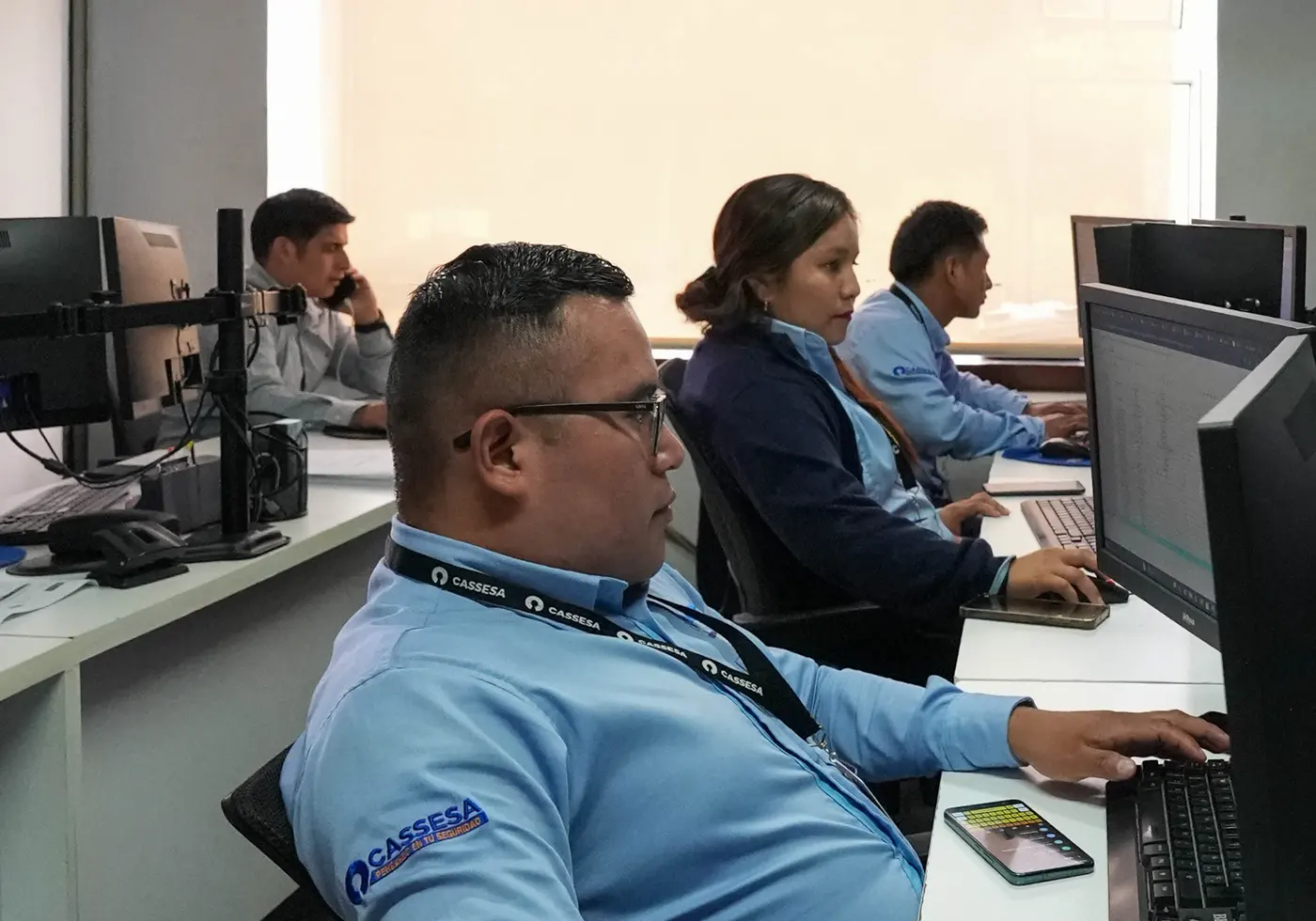 Operadores de la central de monitoreo de VACSA